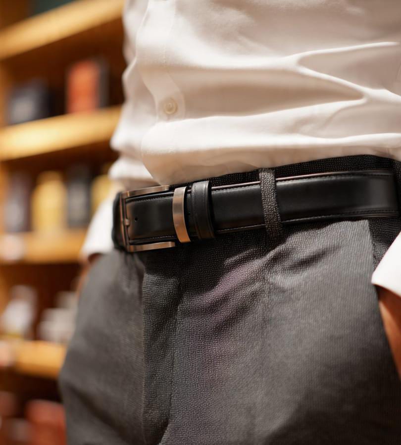 Man wearing Monarzo Dualis black reversible pure cow leather belt