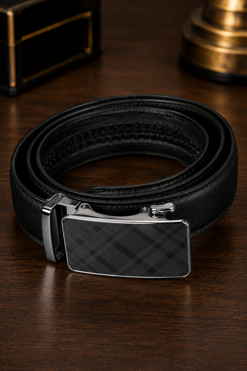 Premium ratchet buckle on Monarzo Vanguard leather belt